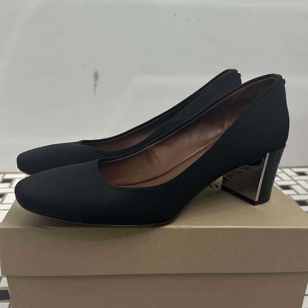 Donald Pliner pumps, size 10